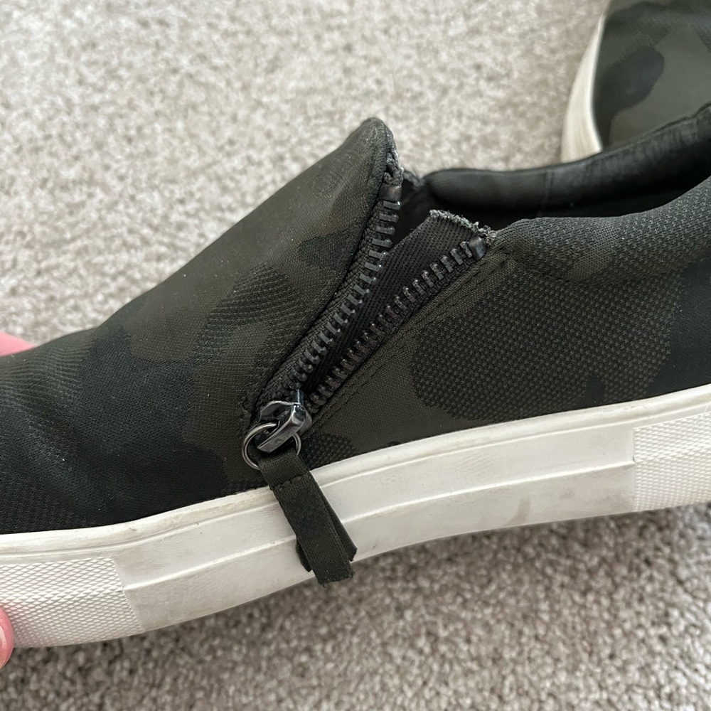Steve Madden Women’s Slip-On Sneakers Size 9 Green Camo Casual Shoes - Picture 2 of 5